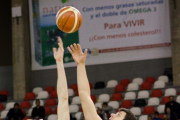 Huskic salta con Lucas en el partido disputado ayer.-BASQUET CORUÑA