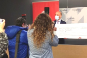 El director del Área de Negocio de Cajaviva Caja Rural, Javier Casado, entrega el cheque con la aportación de 2.000 euros al secretario general de Cáritas, Ignacio Ruiz. ECB