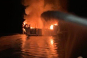 El barco incendiado en Santa Cruz, California.-