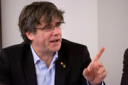 El expresident Carles Puigdemont, este domingo, durante la reunión con el grupo de JxCat en Bruselas.-ULIEN WARNAND (EPA)
