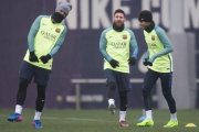Suárez, Messi y Neymar, en el entrenamiento previo al duelo copero con la Real en el Camp Nou.-JORDI COTRINA