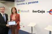 El consejero delegado de Ibercaja, Víctor Iglesias, y la presidenta de Microsot España, Pilar López.-ECB