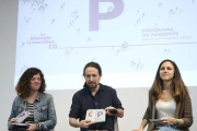 El secretario general de Podemos, Pablo Iglesias, y las diputadas moradas Ione Belarra y Sofía Castañón-DAVID CASTRO
