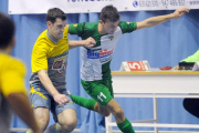 Isra intenta superar por velocidad a un jugador del Laskorain.-ISRAEL L. MURILLO