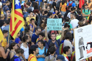 Jóvenes manifestándose el pasado 3 de octubre con motivo de la huelga general.-FERRAN NADEU