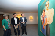 Ana Vasconcelos, Javier del Campo (c.) y Óscar Martínez observan la pintura ‘Duplo retrato’ de José Almada Negreiros.-Israel L. Murillo