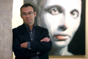 Enrique Barrio, con una de sus pinturas detrás.-Raúl Ochoa