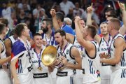 Los jugadores de Eslovenia celebran el oro europeo.-EFE / TOLGA BOZOGLU