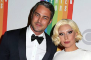Lady Gaga con su prometido, el actor y modelo Taylor Kinney.-AP