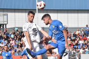 Máyor, titular debido a la ausencia de Diego Cervero, disputa un balón aéreo.-BEA COBOS