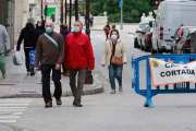 Transeúntes por la calle San Pablo, cerrada al tráfico durante el fin de semana. / RAÚL G. OCHOA