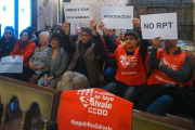 Los sindicatos aprovecharon el pleno provincial de ayer para protestar por la falta de negociación de la RPT.-D.S.M.