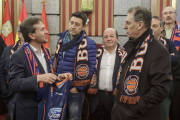 El alcalde, Javier Lacalle, charla con el presidente del CB Tizona, Miguel Ángel Benavente, en la última recepción.-SANTI OTERO