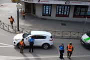 Policía Local y Ejército controlan a dos vehículos en Aranda. L. V.