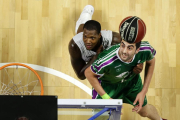 Thomspon lucha por un rebote con el jugador del Unicaja Shermadini.-ACB PHOTO / M. POZO
