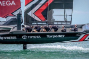 El barco del equipo Emirates Team New Zealand, con sus revolucionarias bicicletas, entrenando en su base de Auckland el pasado mes de febrero.-EMIRATES TEAM NEW ZEALAND