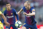 Iniesta, durante una jugada del partido ante el Villarreal-JORDI COTRINA