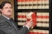 Miguel Ángel Alonso posa en el despacho que tiene en la capital burgalesa.-ISRAEL L.MURILLO