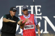 Mickelson habla con su cadi en el hoyo 18 de Royal Troon-MATT DUNHAM / AP