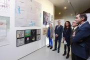 Chus Klett, Marcos Cereijo, Cristina García, Fulgencio Villafáfila y Antonio Arranz miran algunas de las obras de la muestra en el CAB.-Raúl Ochoa