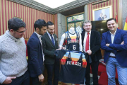 Representantes políticos y miembros del club posan con la nueva equipación del San Pablo, ayer.-RAÚL OCHOA