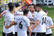 Los jugadores del Burgos celebran un gol. SANTI OTERO