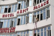Un bombero realiza labores de resctar tras el incendio en el Hotel Arpit en Nueva Delhi.-EPA