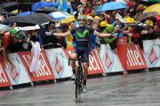 Jon Izagirre celebra su victoria de etapa en Morzine.-AFP / LIONEL BONAVENTURE