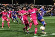 Artola pugna por la bola con un jugador del Eldense. J. Cruces- Valle de Elda.