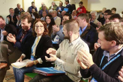 Los militantes del Partido Popular, incluido el candidato Héctor Javier Martín, felicitan a Raquel Contreras tras anunciarse su victoria.-RAÚL G. OCHOA