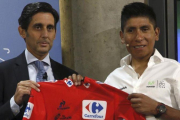 El presidente ejecutivo de Telefónica, José María Álvarez-Pallete, posa con el ciclista colombiano Nairo Quintana.-FERNANDO ALVARADO / EFE