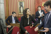 El concejal Fernando Gómez (a la derecha) charla, al inicio del Pleno municipal de ayer, con la portavoz de Ciudadanos, Gloria Bañeres.-SANTI OTERO