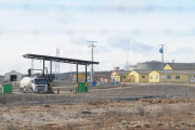 Trabajadores de los campos petrolíferos de La Lora realizan los últimos trabajos de desmantelamiento.-ISRAEL L. MURILLO