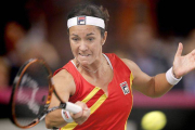 Silvia Soler devuelve una bola a Simona Halep, durante el primer partido de la eliminatoria de la Copa Federación.-Foto: EFE / ROBERT GHEMENT