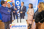 En el centro, Daniel Lacalle conversa con candidatos alCongreso y alSenado.-SANTI OTERO
