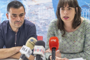 Juanjo Asensio, número dos de la lista de Imagina al Ayuntamiento de Burgos y Eugenia Sáez, candidata a la Alcaldía de la formación.-SANTI OTERO