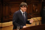 El 'president' de la Generalitat, Carles Puigdemont, en el Parlament.-EL PERIÓDICO