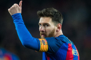 Messi agradece su ánimo a los aficionados del Barça durante el partido de Copa contra la Real Sociedad, en enero del 2017.-JORDI COTRINA