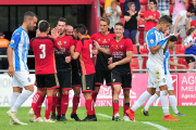 Los jugadores del Mirandés celebran el segundo gol, obra de Álvaro Rey.-JOSÉ ESTEBAN EGURROLA