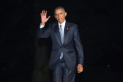 El presidente de los Estados Unidos Barack Obama camina luego de bajar del Marine One a su llegada a la Casa Blanca en Washington (Estados Unidos) hoy.-EFE/JOSHUA ROBERTS/POOL