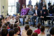 Antonio Najarro (d.) charló con los alumnos de la Escuela de Danza, en compañía de su director, Juan Carlos Santamaría, una de sus profesoras, Esmeralda Gutiérrez, y el director de programación de Cultural Cordón, José Miguel González (i.).-Raúl Ochoa