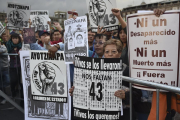 Manifestación en Ciudad de México, en el 2015, en apoyo a los familiares y amigos de los 43 estudiantes de Ayotzinapa desaparecidos-YUTI CORTEZ (AFP)