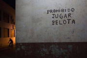 Un ciclista junto a un cartel en el centro de La Habana.-Foto: REUTERS / ALEXANDRE MENEGHINI
