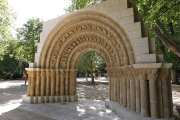 El arco de Río Cerezo, en su ubicación actual en el Paseo de la Isla, es de talla románica y data del siglo XII.-RAÚL G. OCHOA