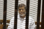 Imagen del expresidente Mohammed Mursi encarcelado tomada el 8 de mayo del 2014.-Foto: AP / TAREK EL GABBAS