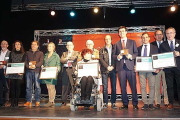 Foto de familia de los galardonados, entre quienes estuvieron representantes de las entidades burgalesas.-ECB