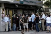 Ciudadanos griegos esperando la apertura de los bancos.-Foto: AFP / ARIS MESSINIS