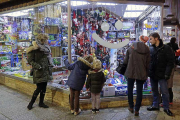 Los escaparates hipnotizan estos días a los más pequeños, a la caza de alguna sugerencia de última hora para los Reyes Magos.-RAÚL G. OCHOA
