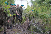 Un grupo de militares polacos rastrean la zona donde se cree se oculta un tren con oro.-AP