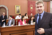 El alcalde Javier Lacalle pasa delante de la bancada donde se sitúa el PSOE.-RAÚL G. OCHOA